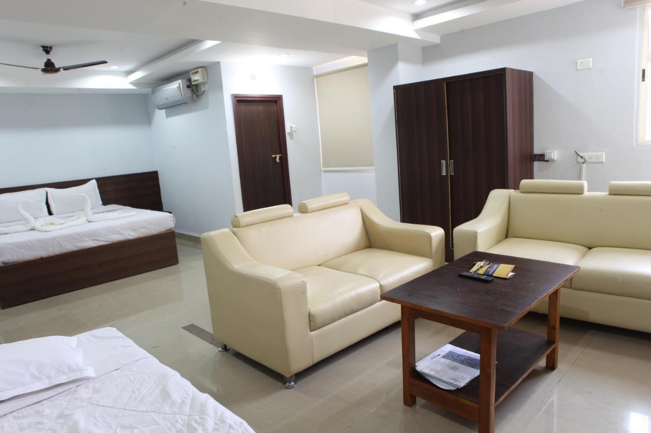 Nova Pride Hotel Хайдарабад Экстерьер фото